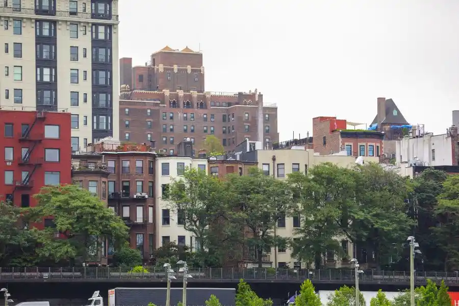 A view of the New York City skyline showcasing modern and historic buildings, representing the 2025 real estate market trends.