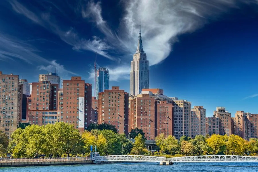 Should You Lock In a Rate Now or Wait? Manhattan Buyers in 2026